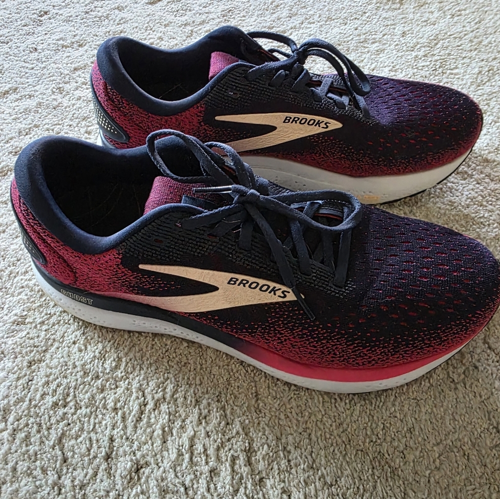 Brooks Women's Sneakers - Black and Red